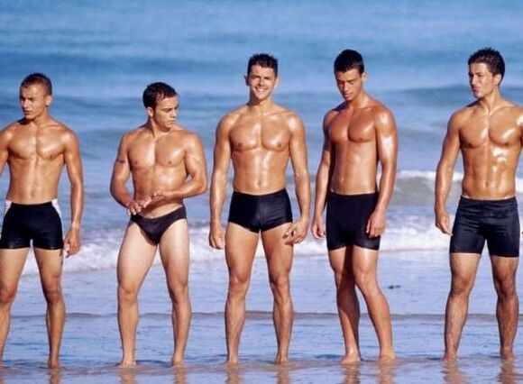 mannen op het strand met vergrote pikken