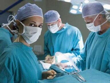 Penisvergrotingsoperatie uitgevoerd door chirurgen
