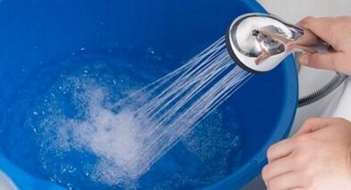 Frisdrank met heet water om de penis te vergroten