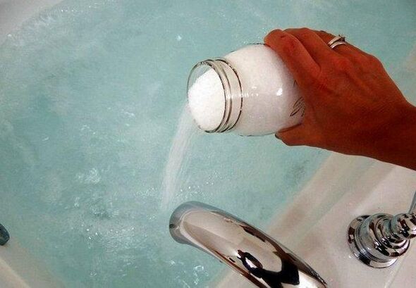 Heet bad met frisdrank voor penisvergroting