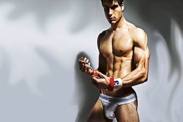 sexy man die zijn penis snel vergroot